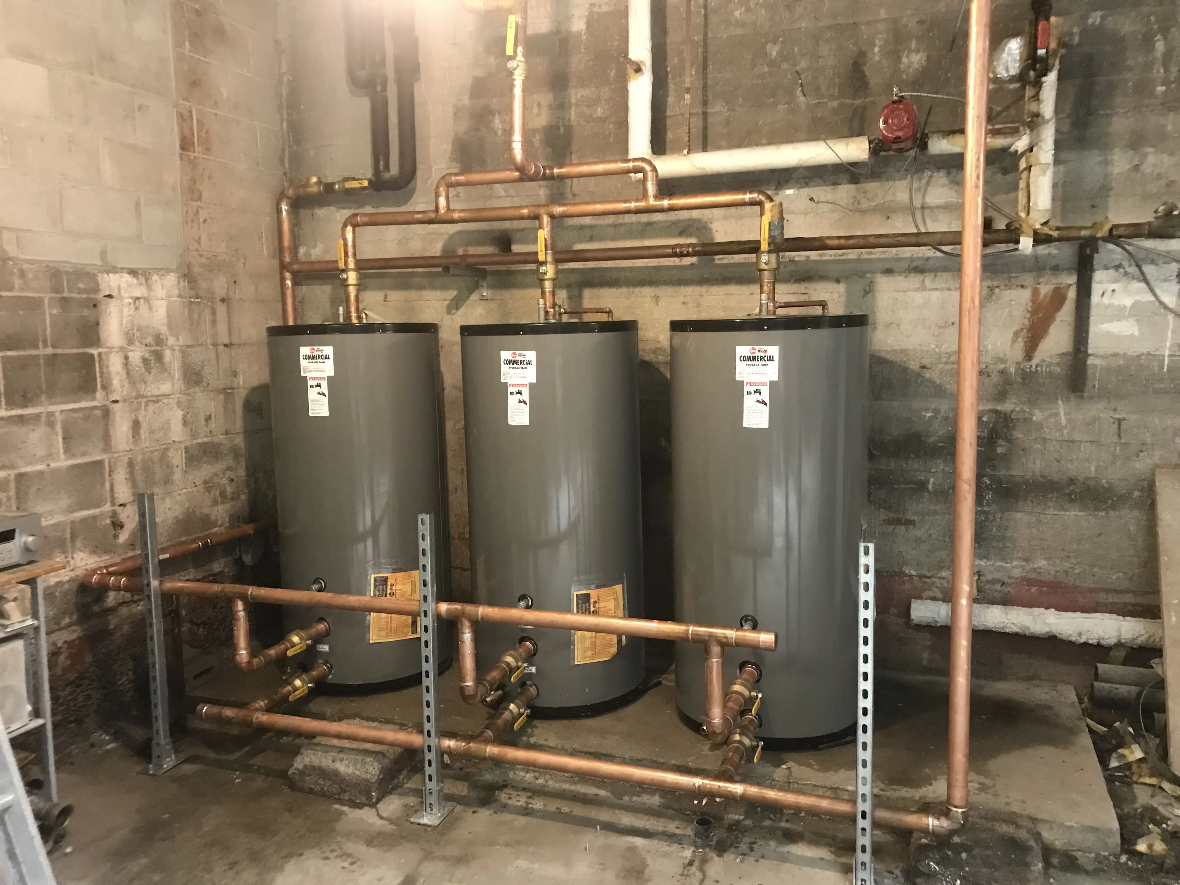 Installation professionnelle de chauffe-eau électrique ou à gaz