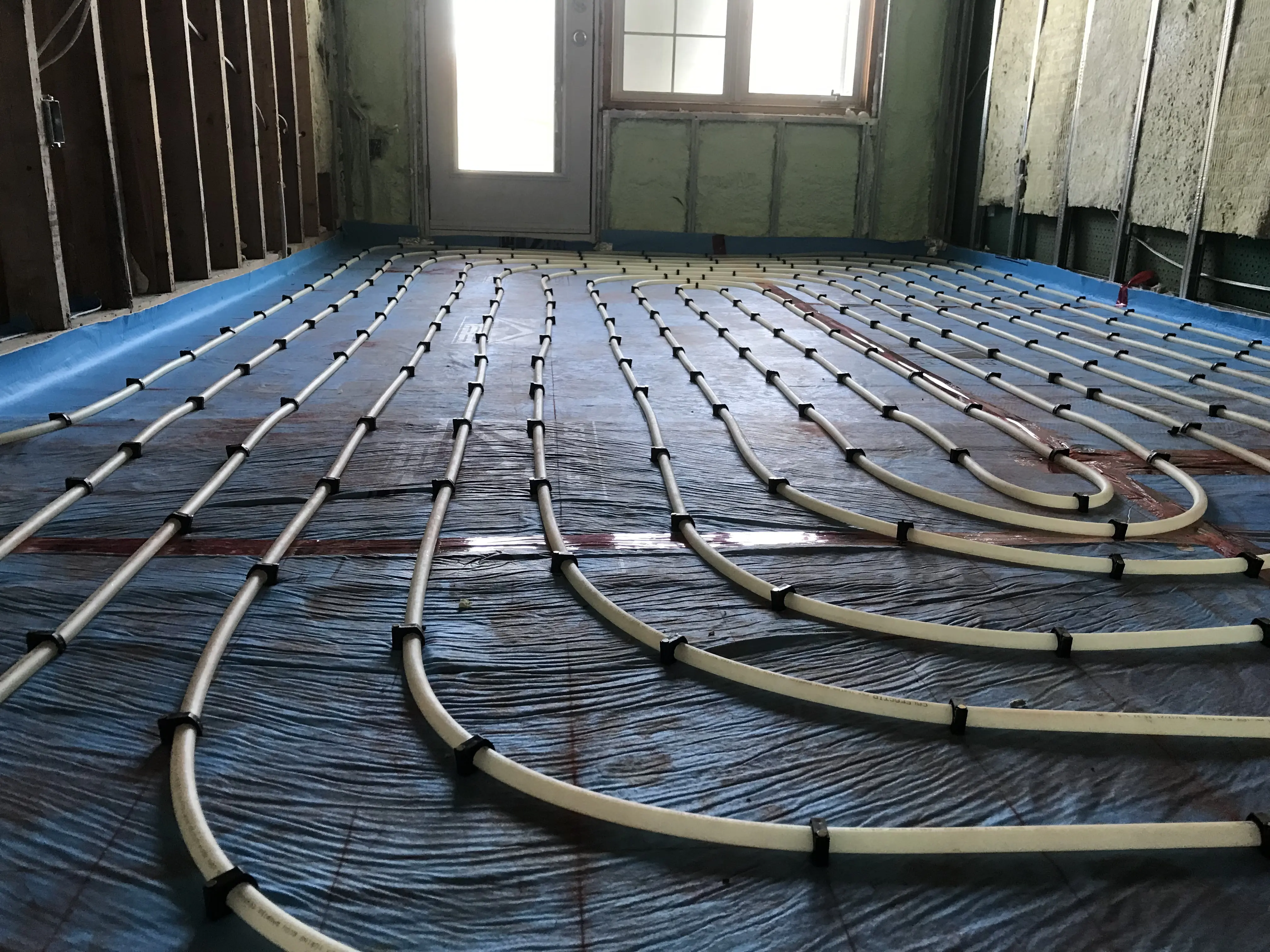 Système de plancher chauffant dans salle de bain