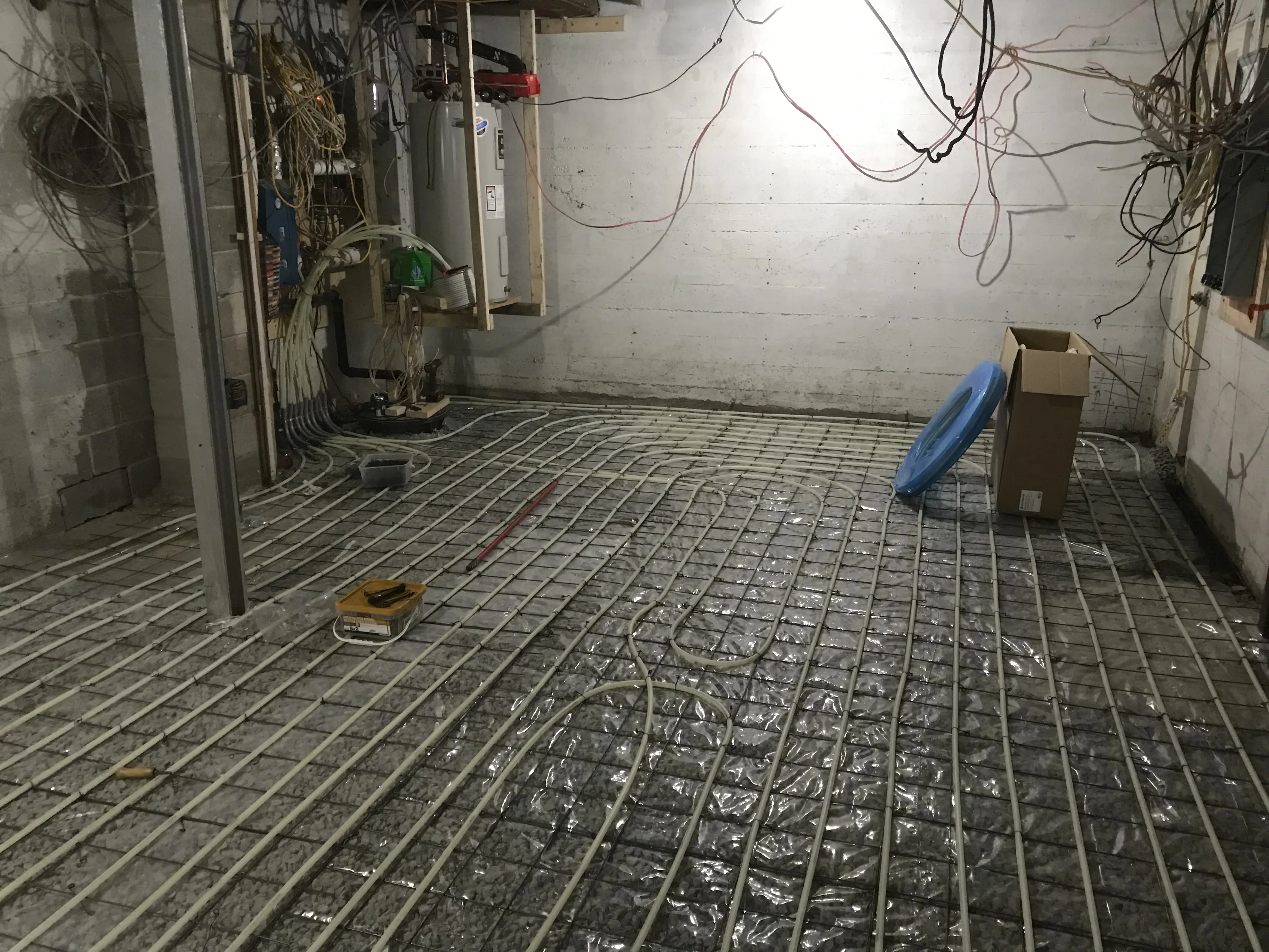 Installation de plancher chauffant hydronique dans salon